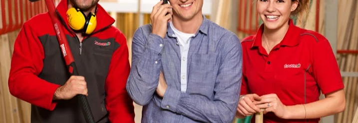 Drei Personen mit Hammer und Spaten